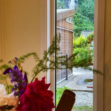 Tinyhouse With A Waterfall View Flåm